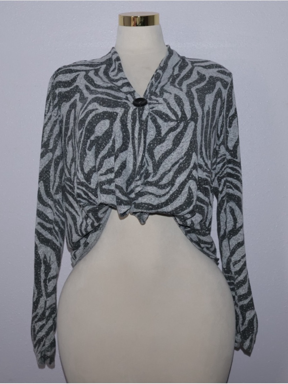 bobeau Gray & Black Zebra-Print Cropped Sweater Shrug